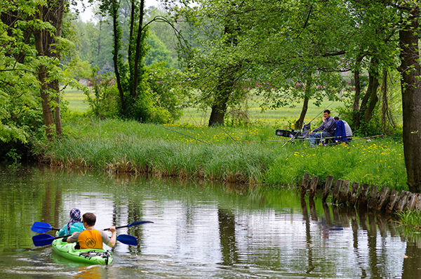 Paddler und Angler an der Radduscher BuschmÃ¼hle